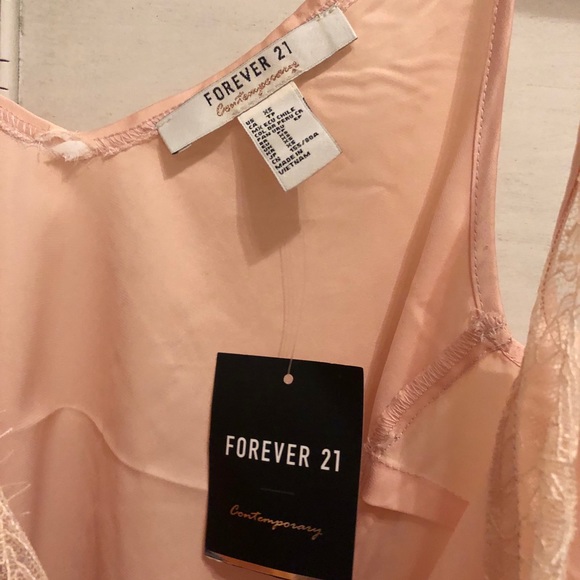 VDAY❣️F21// NWOT peach satin lace top - Picture 4 of 4